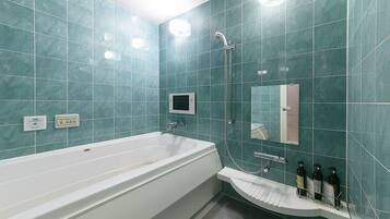 Tina y regadera independientes y amenidades de baño gratuitas