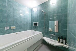Baignoire et douche séparées, articles de toilette (gratuits)