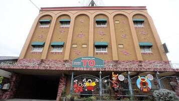 Vista frontal de la propiedad