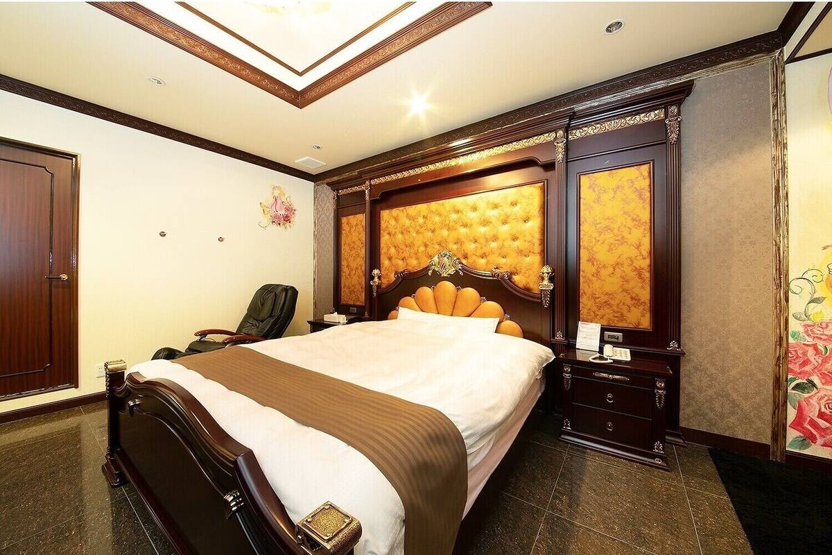 Down duvets, desk, free WiFi, individually decorated