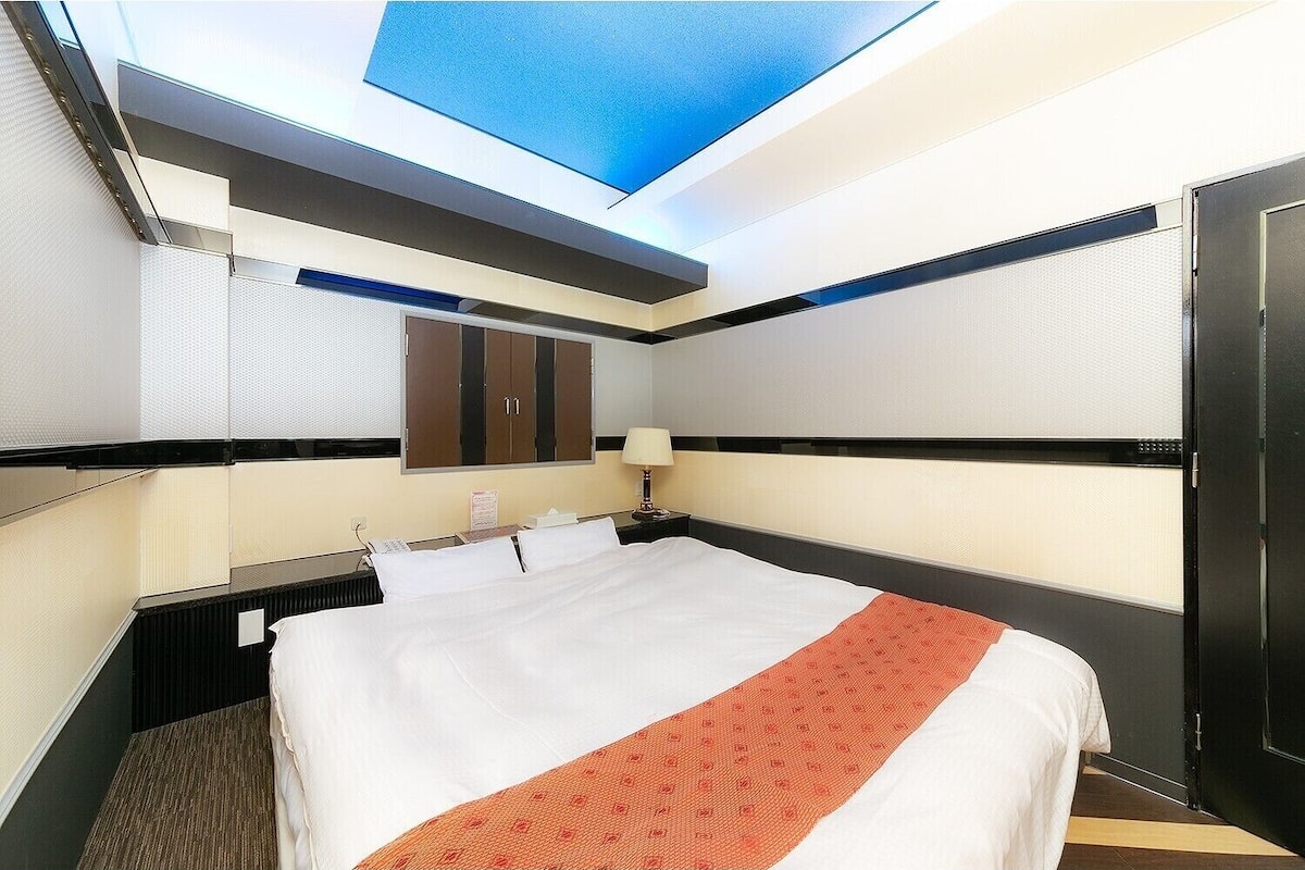Down duvets, desk, free WiFi, individually decorated