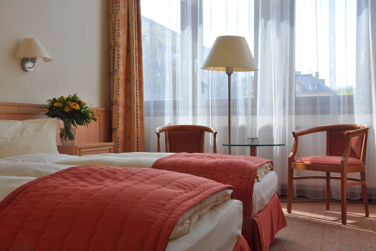 Twin room without aircondition and with street view | Minibar, in-room safe, desk, soundproofing