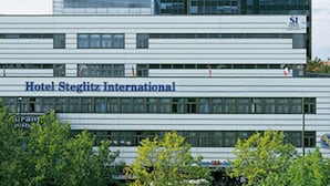 Un moderno edificio de hotel con un letrero visible que dice "HOTEL" y "Hotel Steglitz International" en la fachada.