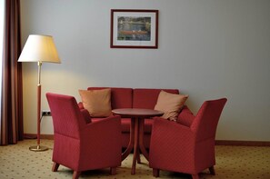 Minibar, caja de seguridad en la habitación y escritorio 