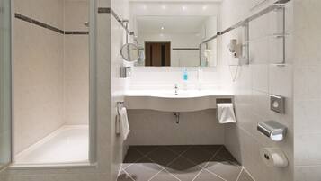 Een douche, gratis toiletartikelen, een haardroger, pantoffels