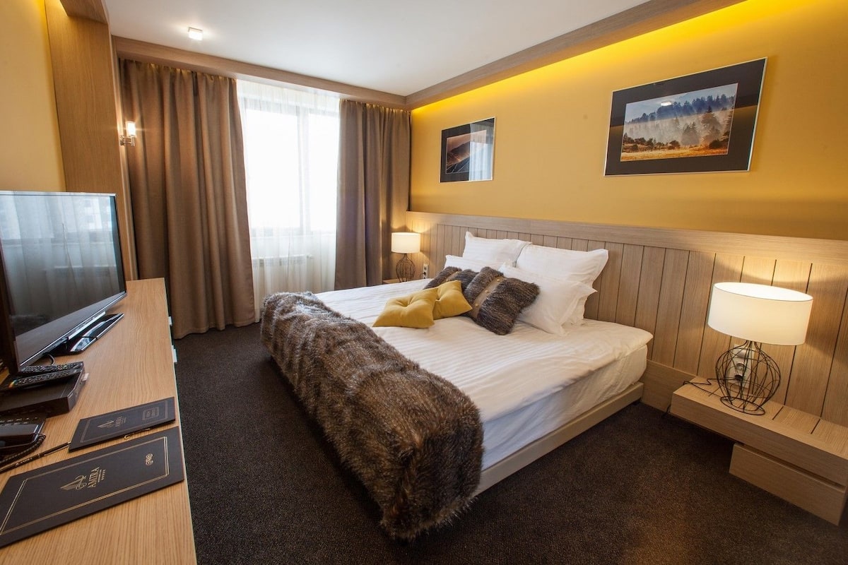Kamer, 1 twee- of 2 eenpersoonsbedden (Free Spa Access, WiFi, Fitness) | Een minibar, een kluis op de kamer, een bureau, geluiddichte muren