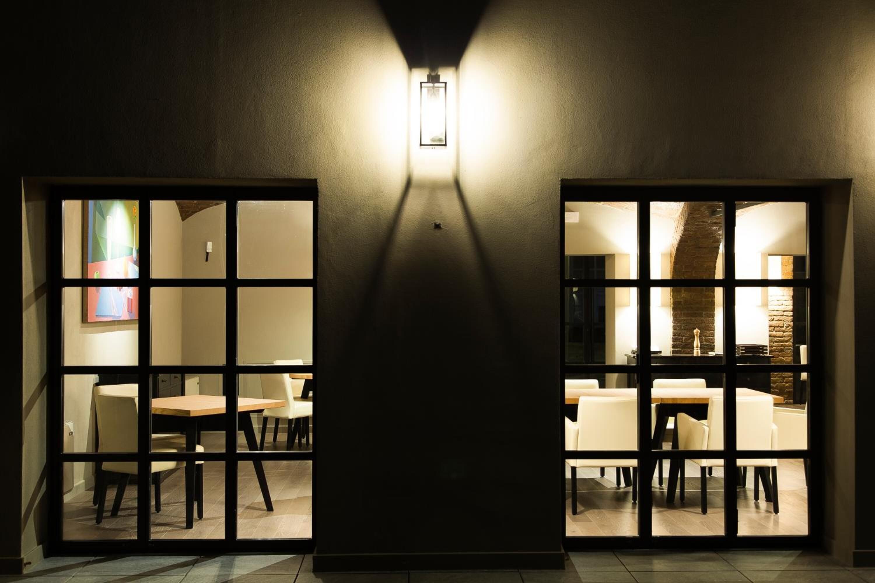 供應午餐及晚餐