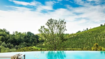 Piscine couverte, piscine extérieure, chaises longues