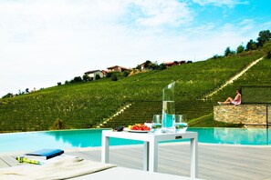 Indoor pool, outdoor pool, pool loungers - Réva Vino&Resort (Dogliani)