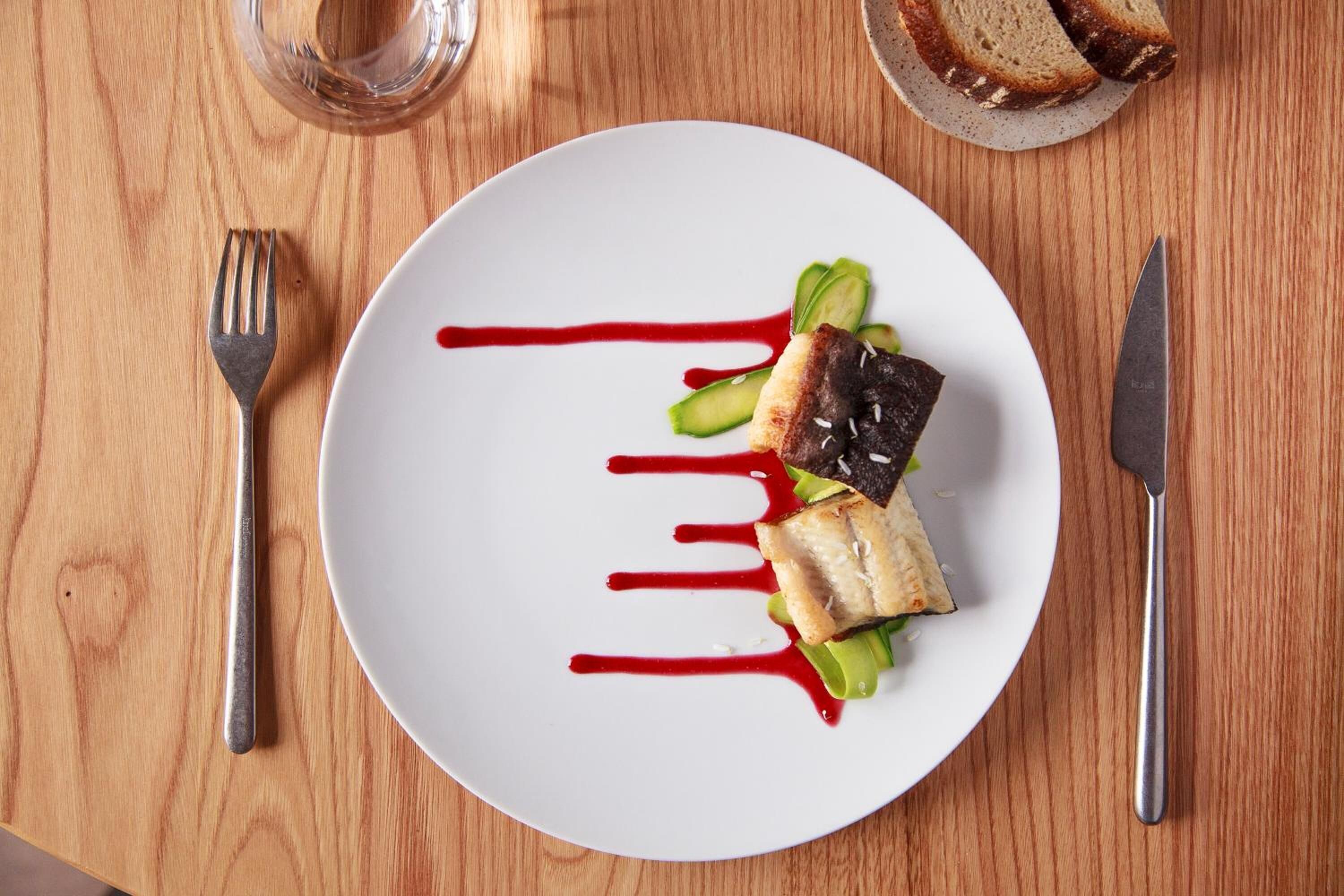 Un piatto con cibo su un tavolo di legno.