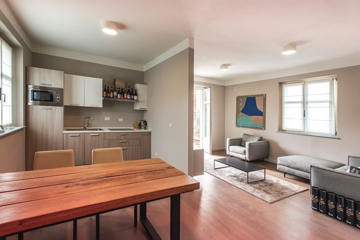 Un apartamento moderno con cocina, comedor y sala de estar.