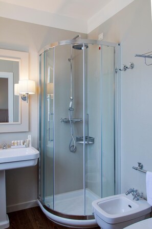 Shower, free toiletries, hair dryer, bathrobes - Réva Vino&Resort (Dogliani)