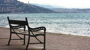 Una spiaggia nelle vicinanze