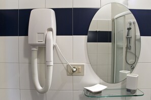 双人房 (Ginepro) | 浴室 | 淋浴设施、大花洒淋浴喷头、免费洗浴用品、吹风机