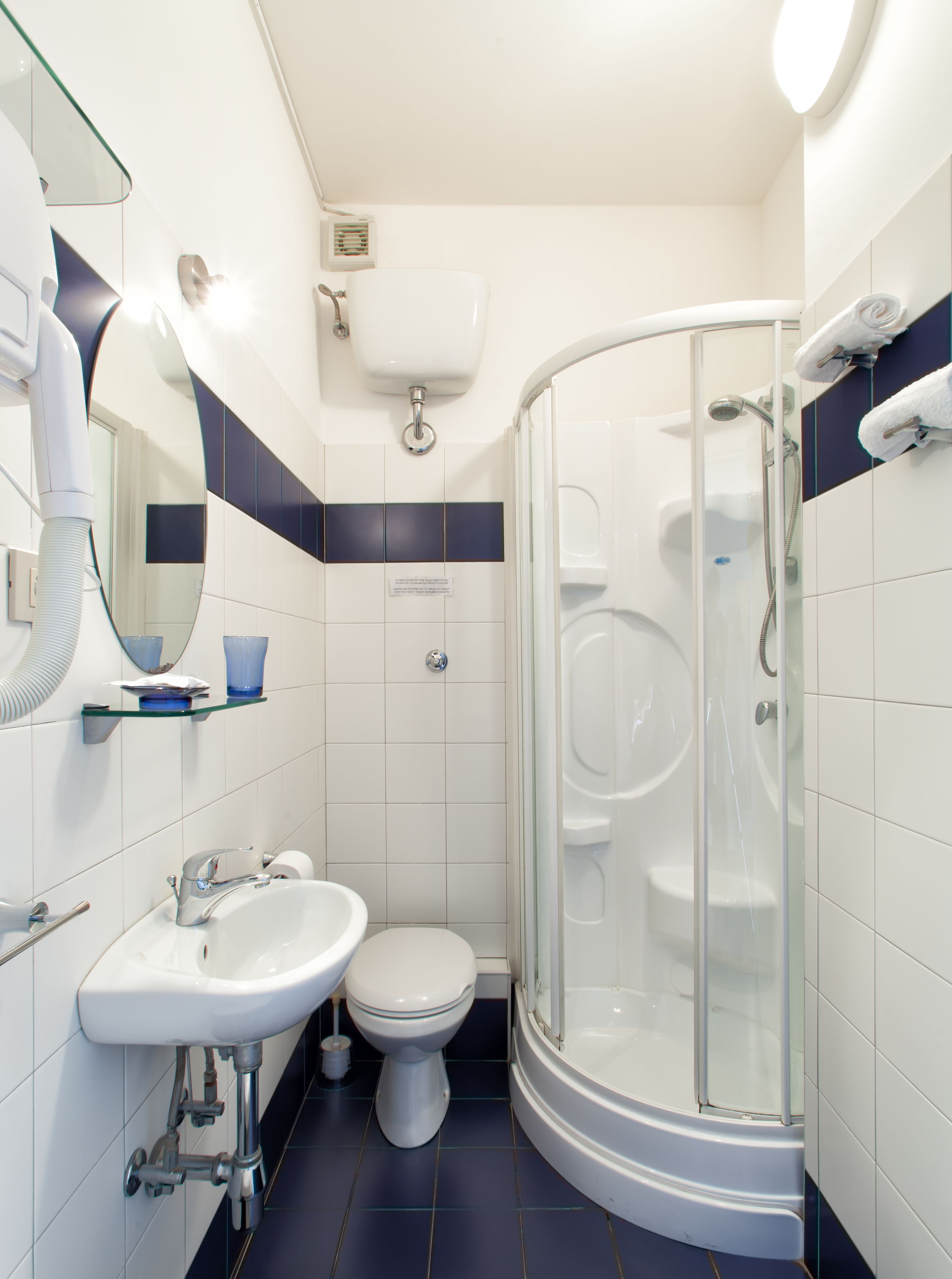 Camera doppia (Ginepro) | Bagno | Doccia, soffione a pioggia, set di cortesia gratuito, asciugacapelli