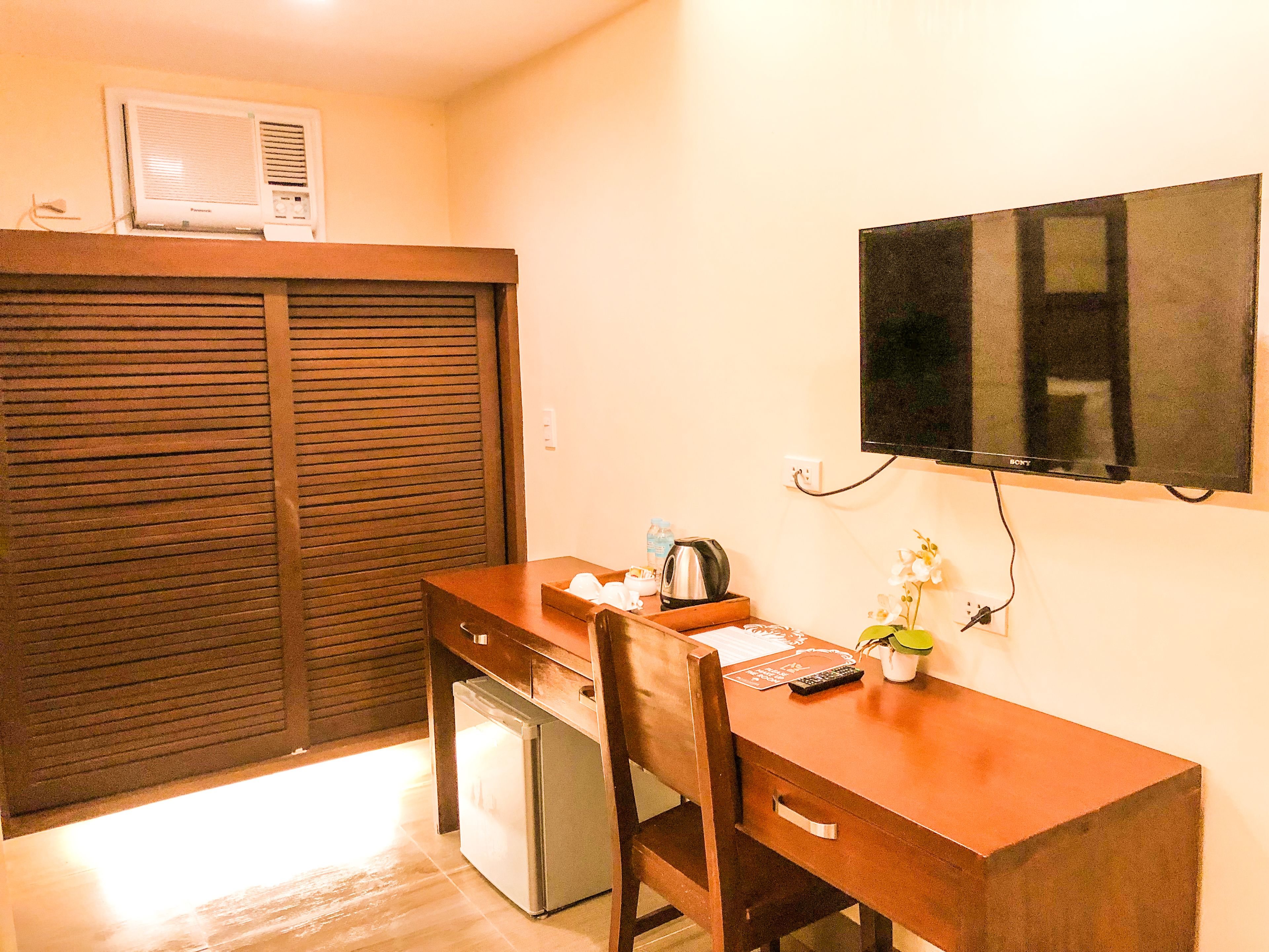 standard room | in-room safe, desk, blackout curtains, free wifi