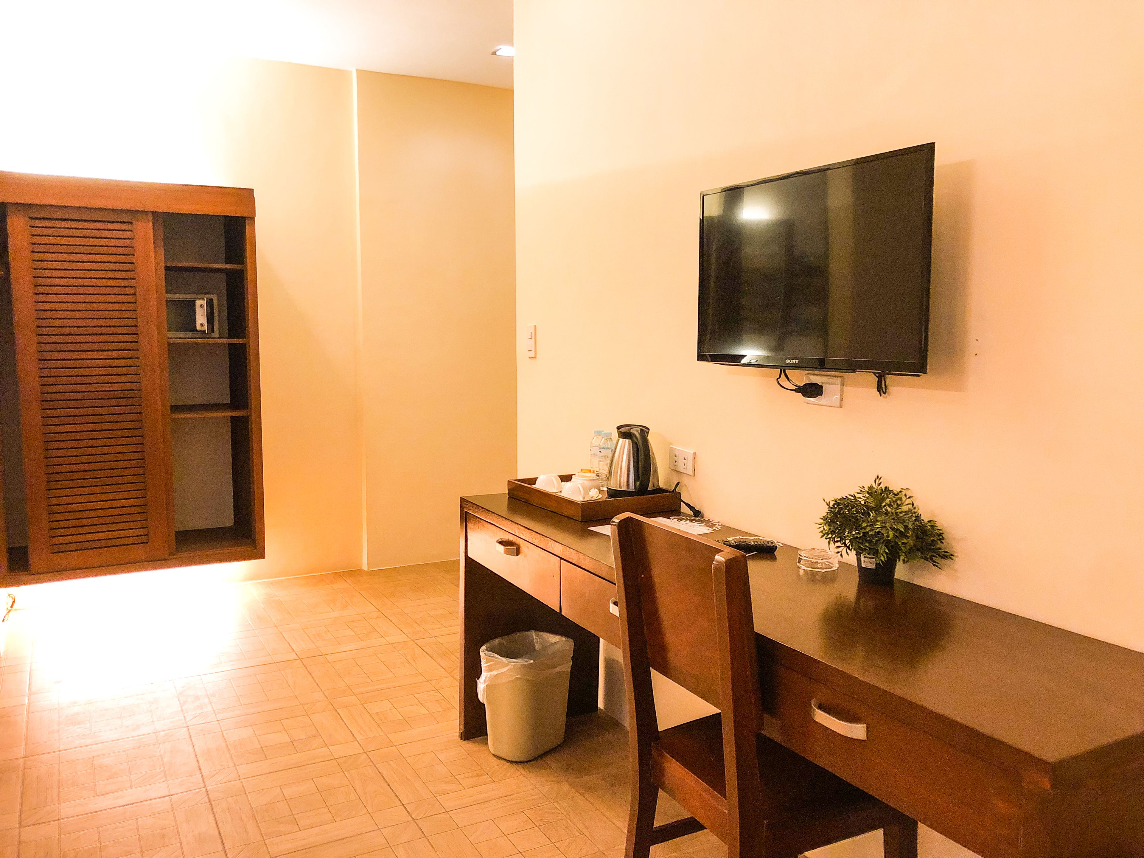 superior room | television