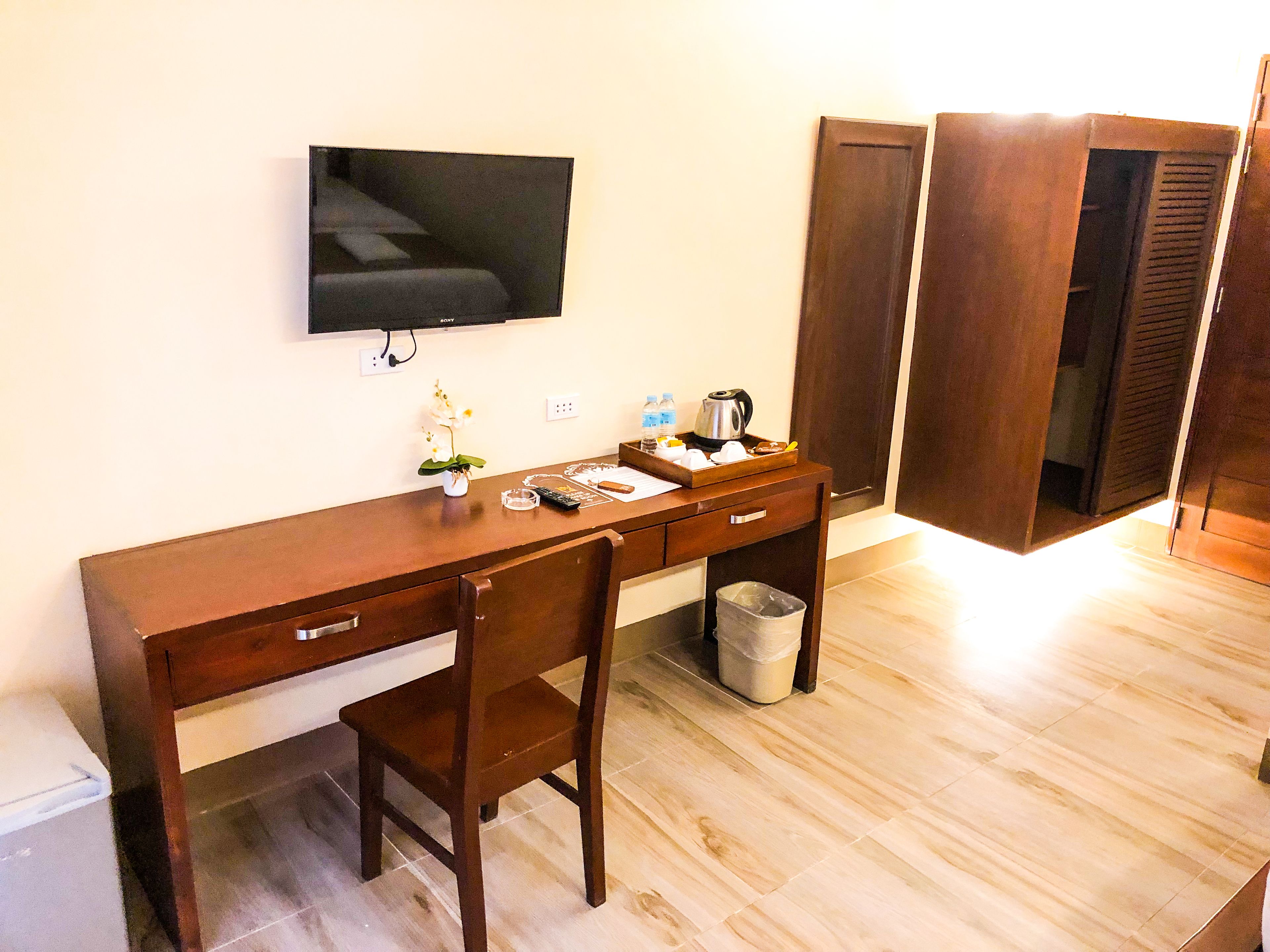 deluxe room | television