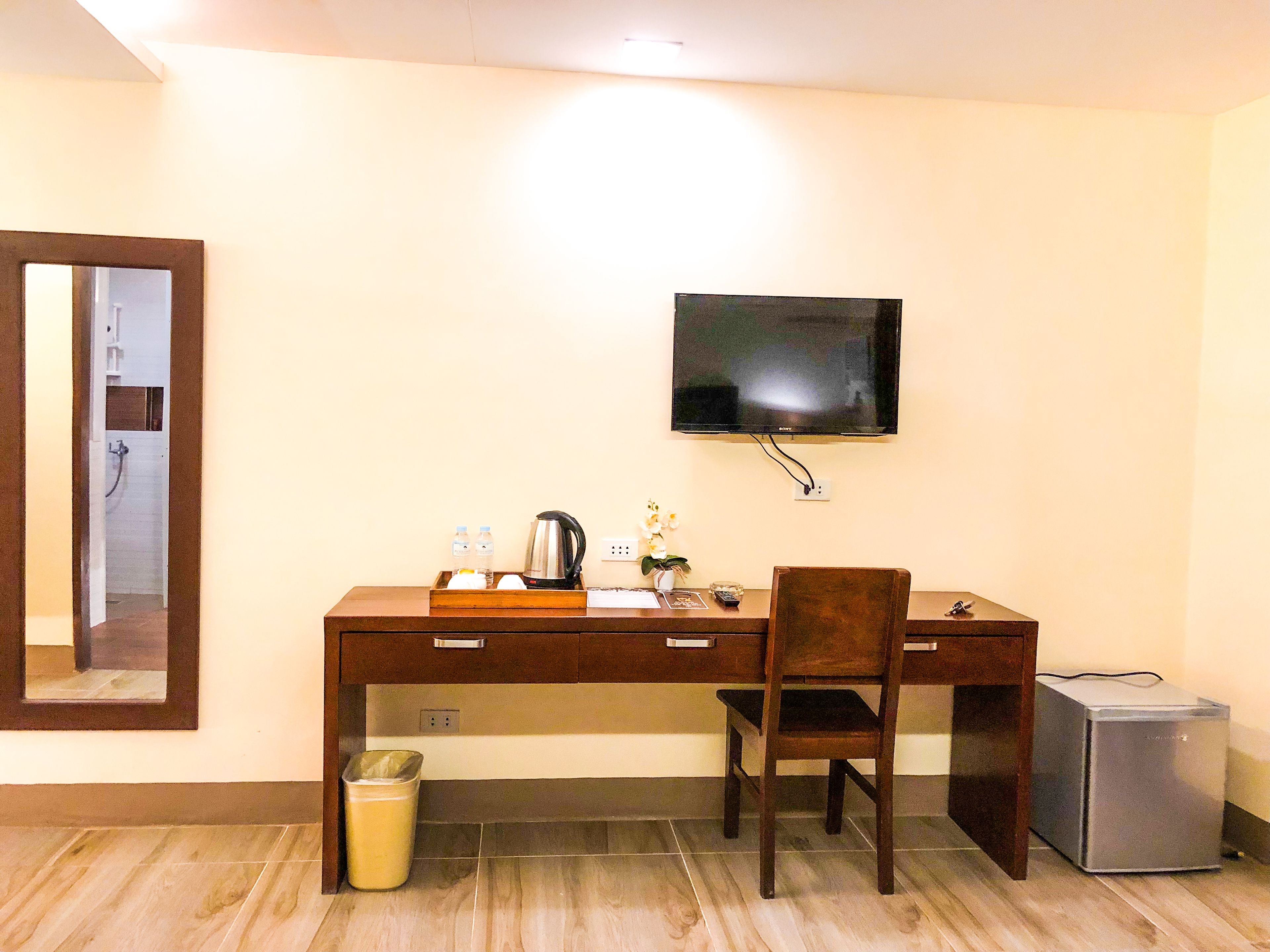 superior room, 1 queen bed | television