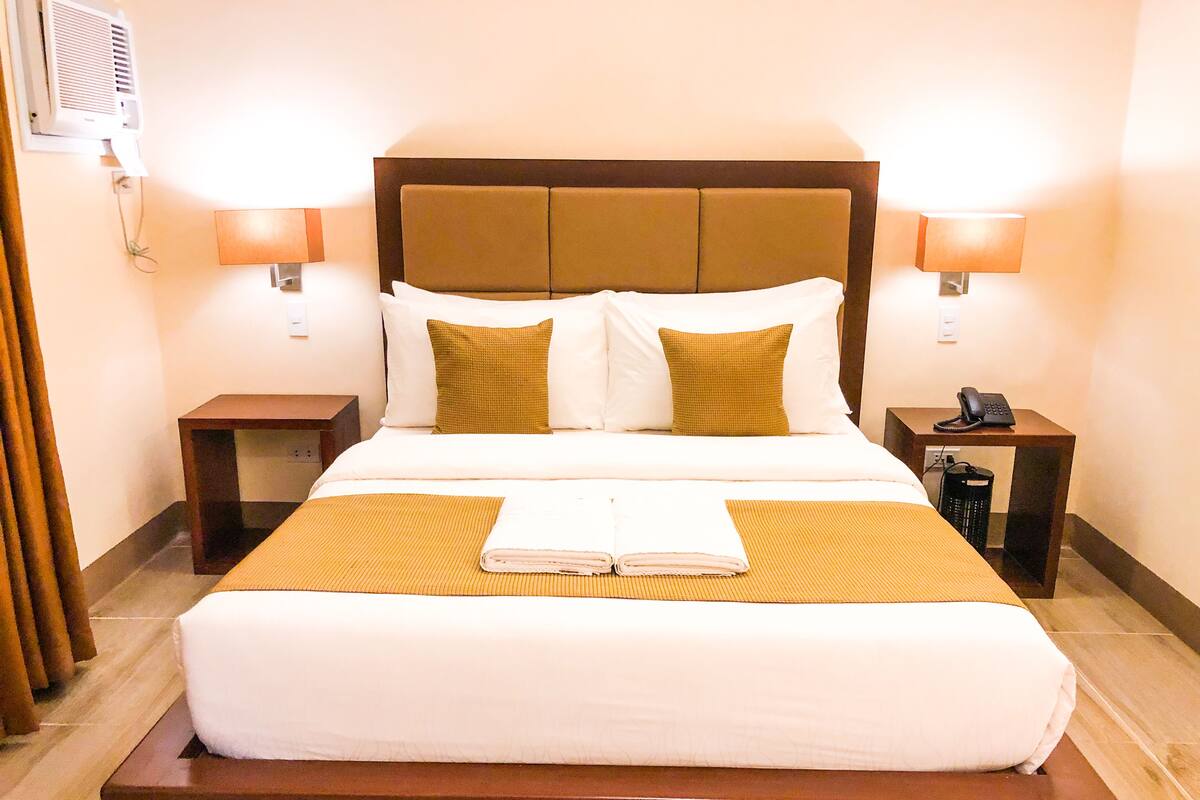 Habitación superior, 1 cama de matrimonio | Caja fuerte, escritorio, cortinas opacas y wifi gratis