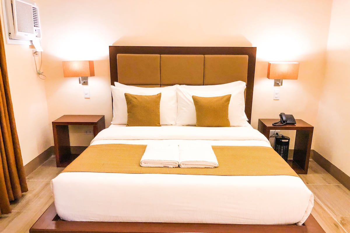 Habitación superior, 1 cama de matrimonio | Caja fuerte, escritorio, cortinas opacas y wifi gratis