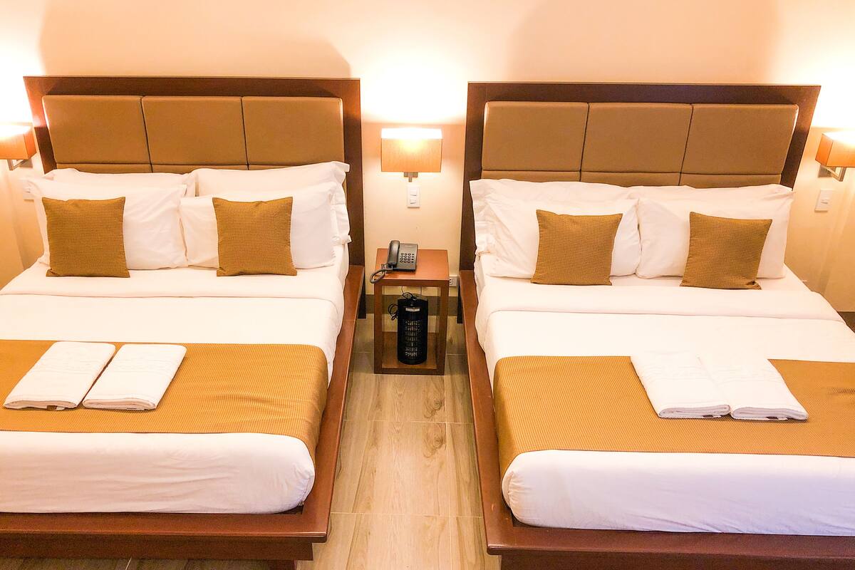 Habitación Premier, 2 camas de matrimonio | Caja fuerte, escritorio, cortinas opacas y wifi gratis
