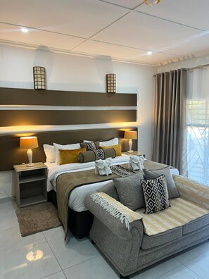 行政双人房, 1 张特大床, 池畔 | 客房内保险箱、特色装修、笔记本电脑工作区、免费 WiFi