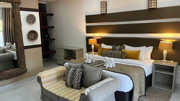 Executive-Doppelzimmer, 1 King-Bett, Poolseite | Zimmersafe, individuell dekoriert, laptopgeeigneter Arbeitsplatz