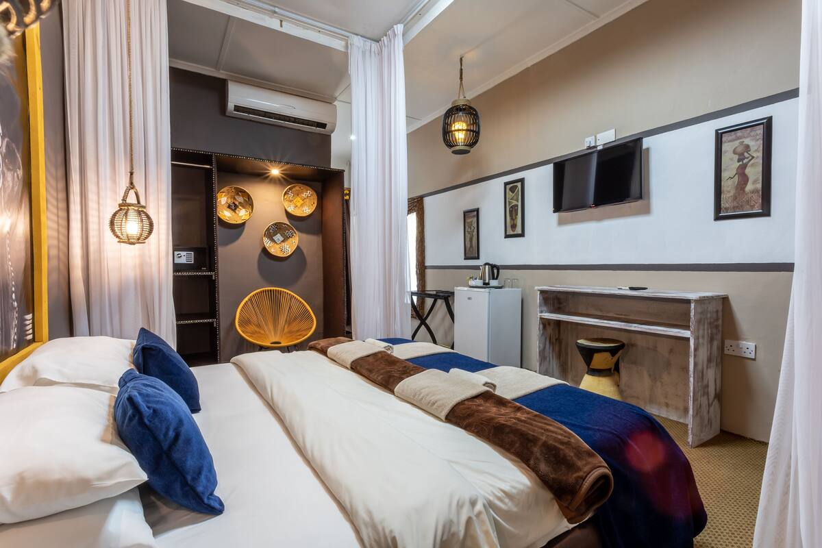 Een hotelkamer met een bed, een bureau, een stoel en een televisie.