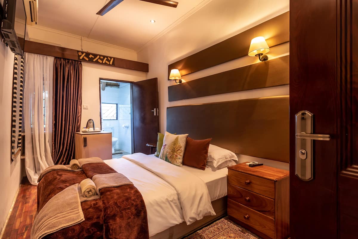 Basic Double Room, 1 Double Bed | In-room safe, individually decorated, laptop workspace, free WiFi
