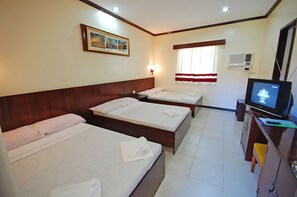 Quadruple Room | In-room safe, desk, free WiFi