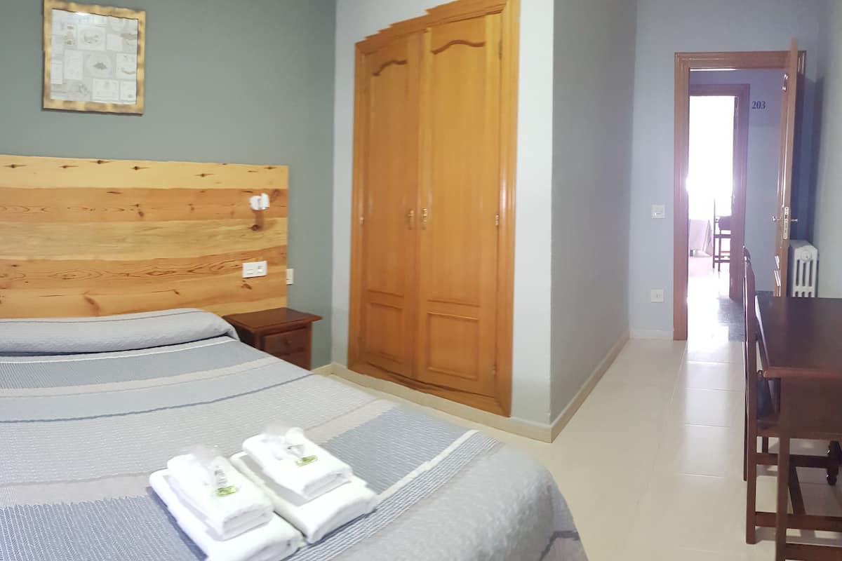 Escritorio, cortinas blackout y wifi gratis