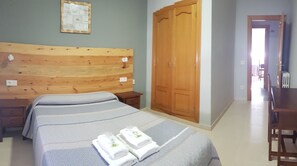 Desk, blackout curtains, free WiFi - Hostal Soto (San Andres del Rabanedo)