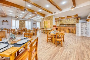 Café da manhã, almoço e jantar; local e internacional
