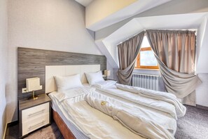 Comfort Duplex | Minibar, in-room safe, desk, blackout drapes