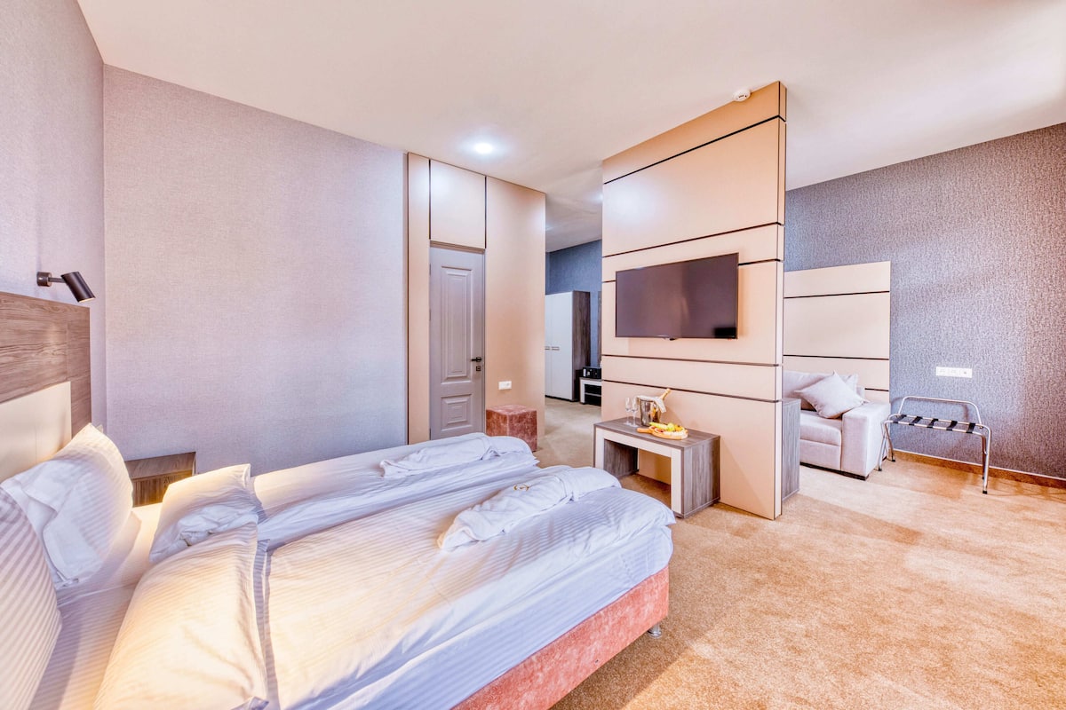 Deluxe kamer | 1 slaapkamer, een minibar, een kluis op de kamer, een bureau