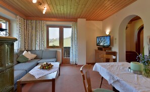 Family Apartment, 1 Bedroom, Balcony (I-Cleaning 65EUR) | In-room dining