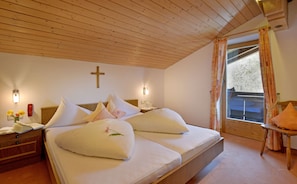 Family Apartment, 2 Bedrooms, Fireplace (III-Cleaning 70EUR) | Premium bedding, in-room safe, desk, free cots/infant beds