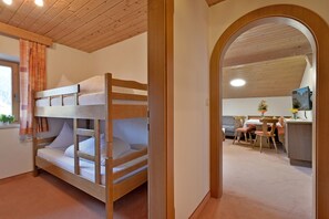 Premium bedding, in-room safe, desk, free cribs/infant beds