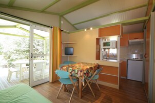 Televisión de pantalla plana, mesa de ping pong