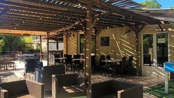 Se sirven almuerzos y cenas, cocina francesa