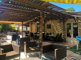 Se sirven almuerzos y cenas, cocina francesa