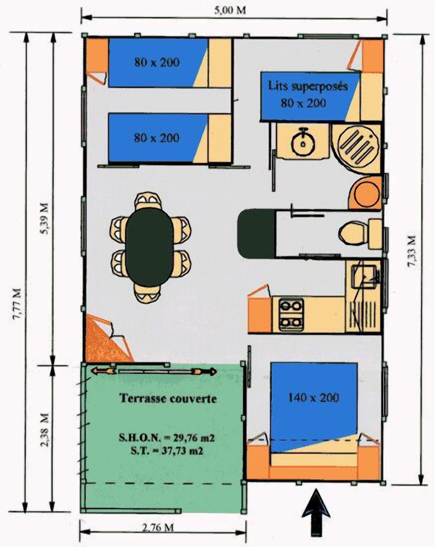 Plan d’une chambre d’hôtel comprenant une terrasse couverte, deux espaces aménagés pour accueillir des lits de 80x200, un coin cuisine, un espace repas et une salle de bain.