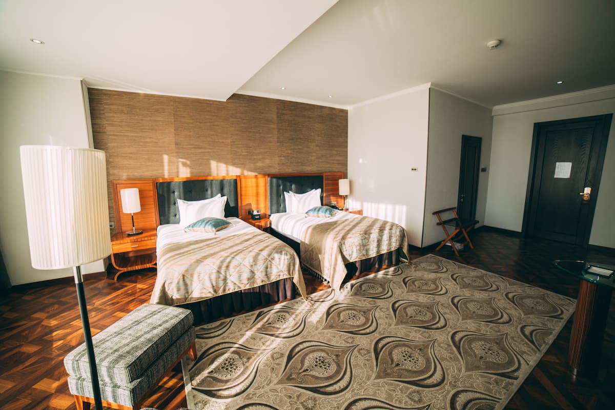 Panorama Twin kamer | Luxe beddengoed, een minibar, een kluis op de kamer, een bureau