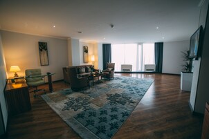 套房, 1 间卧室 | 客厅 | 40-英寸纯平电视（配备有线频道）、电视、收费电影