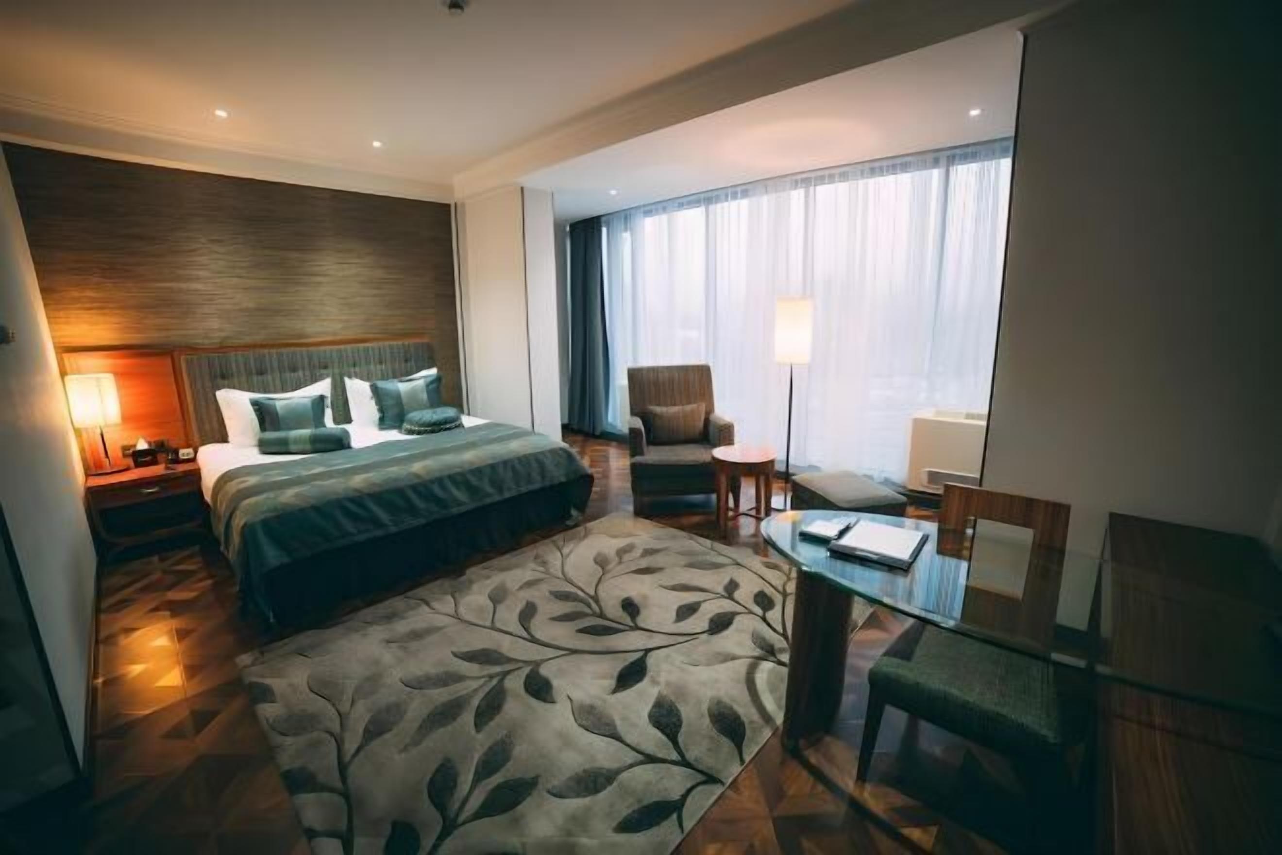 Ropa de cama de alta calidad y minibar 