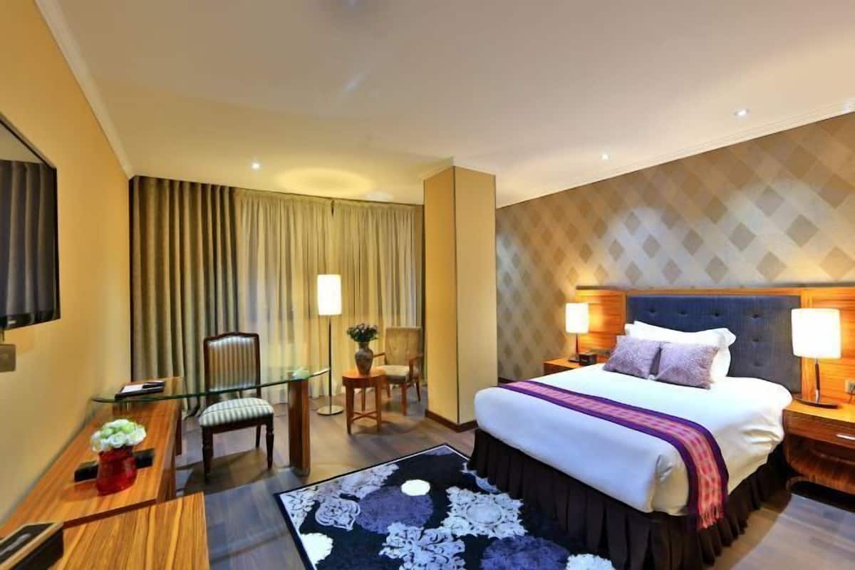 Luxe beddengoed, een minibar, een kluis op de kamer, een bureau