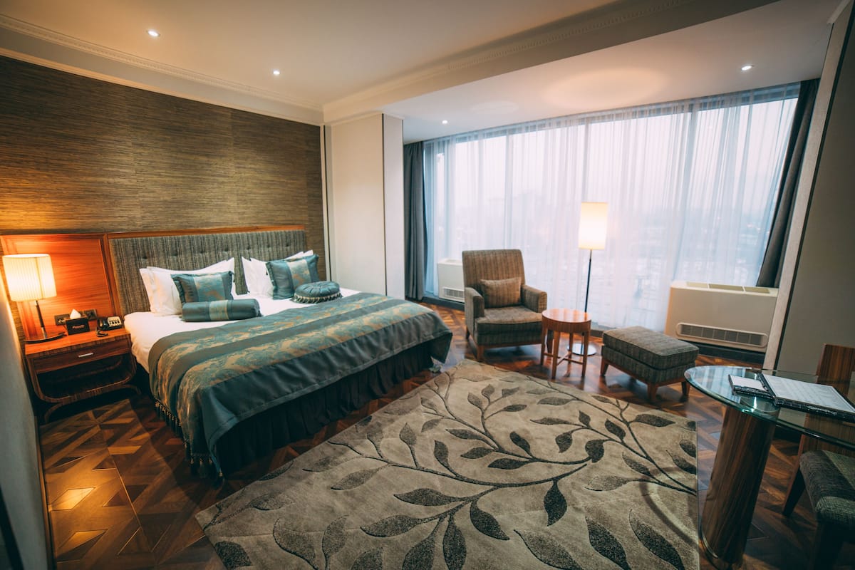 Panorama tweepersoonskamer | Luxe beddengoed, een minibar, een kluis op de kamer, een bureau