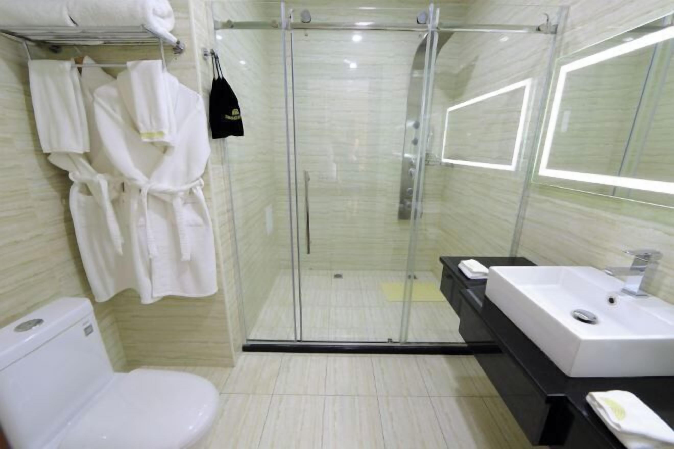 Baño | Amenidades de baño de diseñador, secadora de cabello, batas, pantuflas 