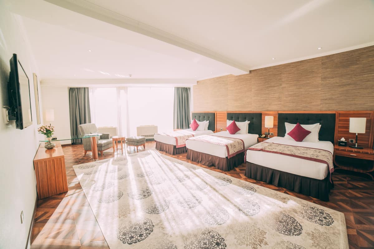 Standaard driepersoonskamer | Luxe beddengoed, een minibar, een kluis op de kamer, een bureau